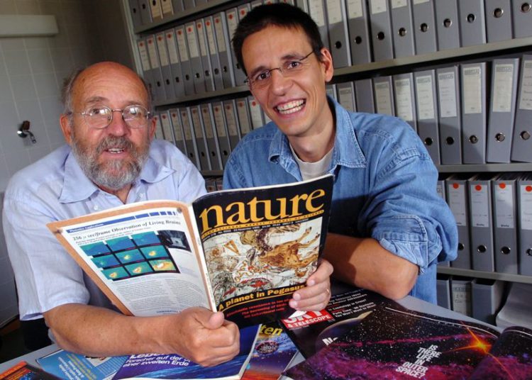 En esta foto de archivo del jueves 11 de agosto de 2005, los astrónomos suizos Michel Mayor, a la izquierda, y Didier Queloz posan para el fotógrafo en el Observatorio Astronómico de la Universidad de Ginebra. (Laurent Gillieron, Keystone vía AP)