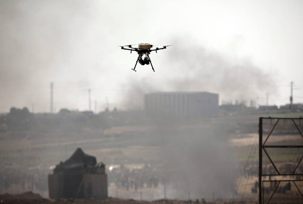Se ve un avión no tripulado sobre la frontera entre Israel y Gaza en junio. (Crédito de la foto: AMIR COHEN / REUTERS)
