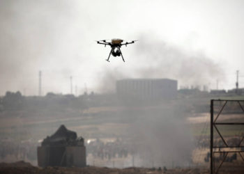 Se ve un avión no tripulado sobre la frontera entre Israel y Gaza en junio. (Crédito de la foto: AMIR COHEN / REUTERS)