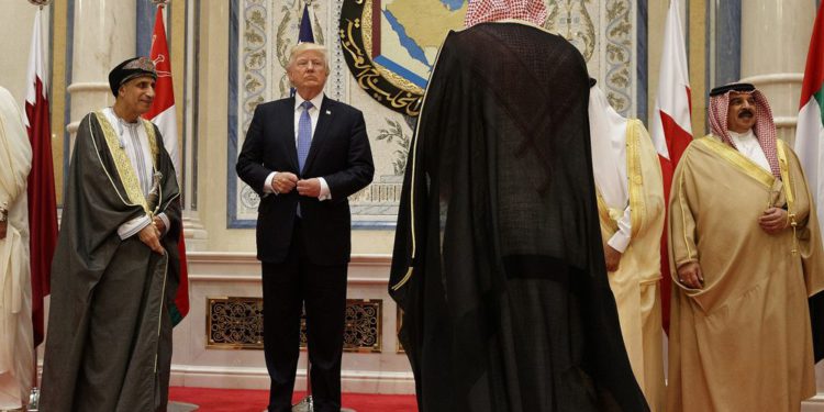 El presidente de los Estados Unidos, Donald Trump, se ajusta la chaqueta antes de posar para fotos con los líderes en la reunión del Consejo de Cooperación del Golfo, en el Centro de Conferencias King Abdulaziz, 21 de mayo de 2017, en Riad, Arabia Saudita. (Foto AP / Evan Vucci)