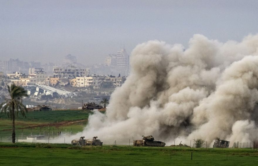 Se observa una explosión controlada de una casa palestina cuando los tanques de las FDI se mueven dentro de la Franja de Gaza, como se ve desde el lado israelí de la frontera, el 16 de enero de 2009. (Sebastian Scheiner / AP)