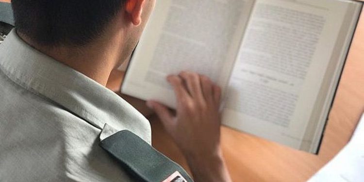 Una foto ilustrativa lanzada el 16 de octubre de 2019, que muestra a un oficial de las FDI leyendo un libro. (Fuerzas de Defensa de Israel)