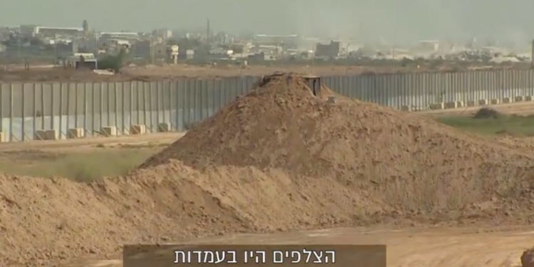 Un puesto de francotirador encima de una berma en la frontera de Gaza en imágenes transmitidas por el Canal 13 el 9 de octubre de 2019. (Captura de pantalla)
