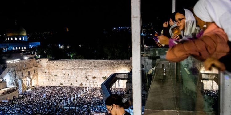 Miles de personas asisten a la oración de perdón (Selichot), en el Muro de los Lamentos en la Ciudad Vieja de Jerusalén a principios del 8 de octubre de 2019, antes del próximo Día Judío de Expiación, Yom Kippur. (Yonatan Sindel / Flash90)