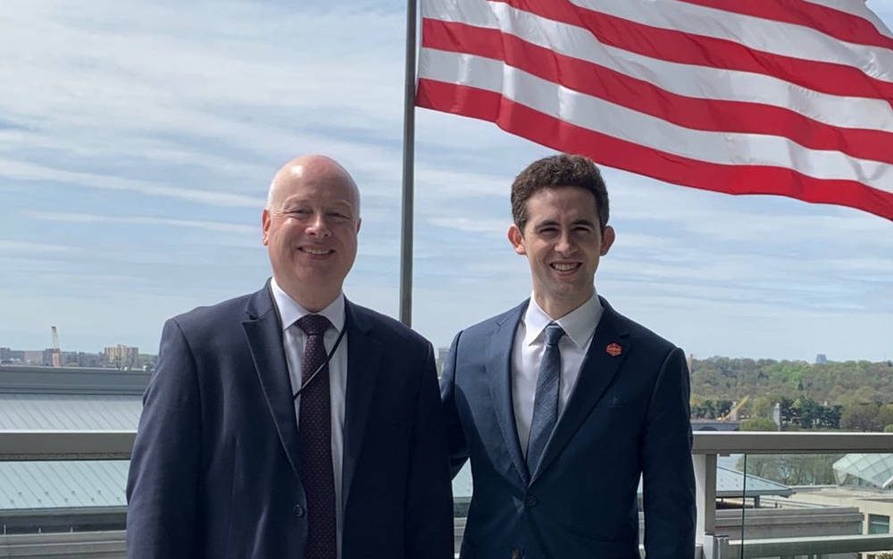 El enviado saliente de Estados Unidos para Medio Oriente, Jason Greenblatt, es visto con el sucesor Avi Berkowitz en una foto de abril (Twitter)