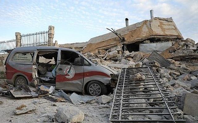 Destrucción a la entrada de un hospital en la aldea de Kafr Nabl, al sur de la provincia siria de Idlib, controlada por los jihadistas, el 5 de mayo de 2019, según los informes, golpeada por ataques aéreos rusos. (OMAR HAJ KADOUR / AFP)