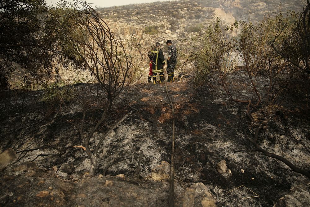 Bomberos libaneses extinguen un incendio en la ciudad de Damour, a poco más de 15 kilómetros al sur de Beirut, Líbano, el 15 de octubre de 2019. (AP / Hassan Ammar)