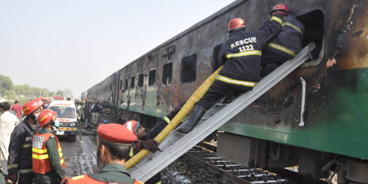 Los equipos de rescate buscan sobrevivientes después de un tren dañado por un incendio en Liaquatpur, Pakistán, 31 de octubre de 2019. (Siddique Baluch / AP)