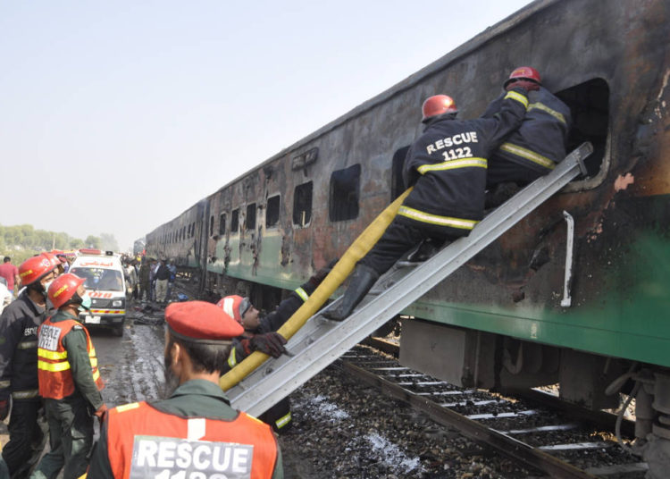 Los equipos de rescate buscan sobrevivientes después de un tren dañado por un incendio en Liaquatpur, Pakistán, 31 de octubre de 2019. (Siddique Baluch / AP)