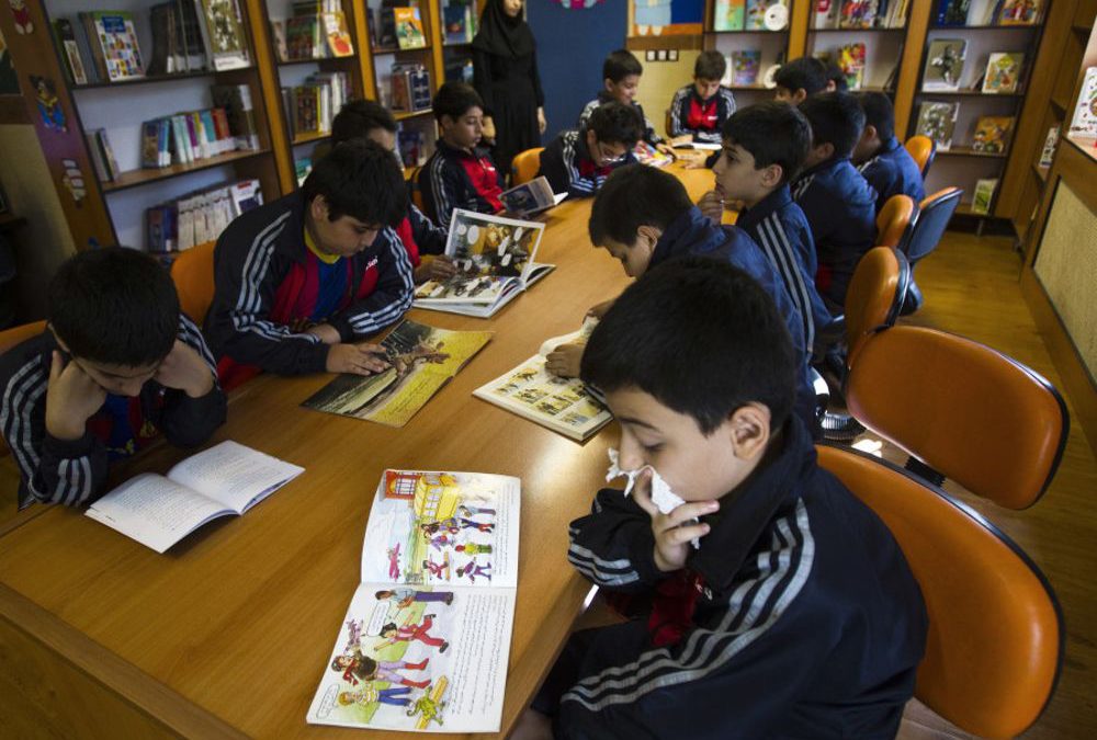 Los estudiantes leen en la biblioteca de la escuela Pishtaz en Teherán. (Crédito de la foto: RAHEB HOMAVANDI / REUTERS)