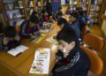 Los estudiantes leen en la biblioteca de la escuela Pishtaz en Teherán. (Crédito de la foto: RAHEB HOMAVANDI / REUTERS)