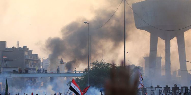 Manifestantes protestan en Bagdad, Iraq, octubre de 2019. (Crédito de la foto: THAIER AL-SUDANI / REUTERS)