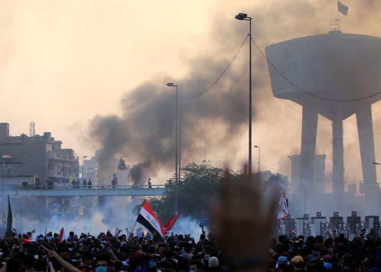 Manifestantes protestan en Bagdad, Iraq, octubre de 2019. (Crédito de la foto: THAIER AL-SUDANI / REUTERS)