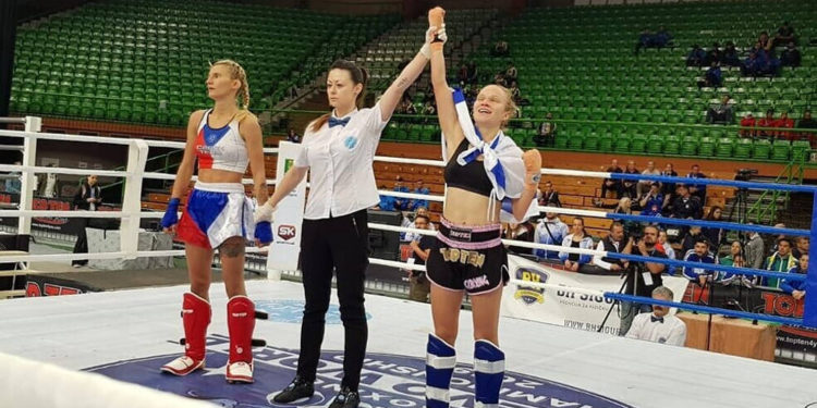 Yulia Sachkov (R) celebra después de ganar una medalla de oro en los campeonatos mundiales de kickboxing en Sarajevo, Bosnia, 26 de octubre de 2019. (Federación Ayelet sobre el deporte no olímpico en Israel)