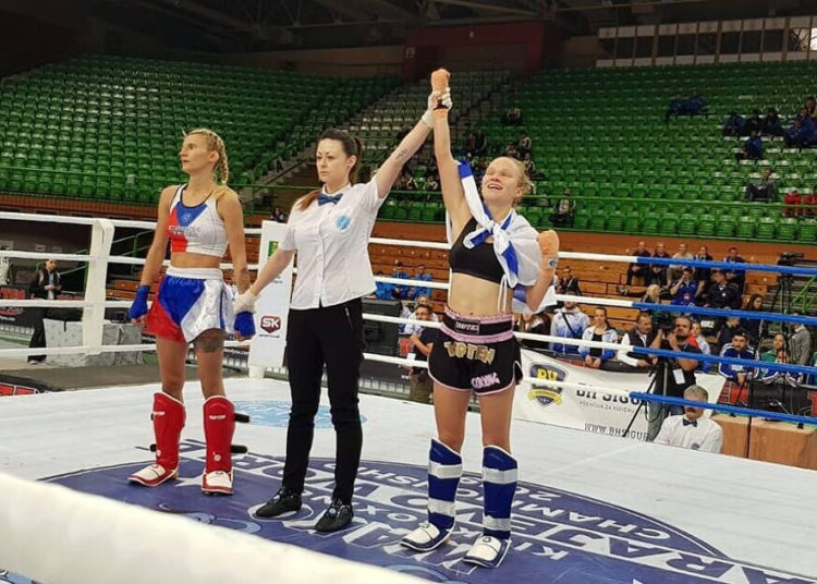 Yulia Sachkov (R) celebra después de ganar una medalla de oro en los campeonatos mundiales de kickboxing en Sarajevo, Bosnia, 26 de octubre de 2019. (Federación Ayelet sobre el deporte no olímpico en Israel)