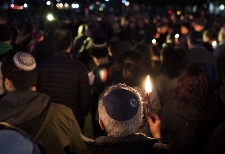 Miembros y simpatizantes de la comunidad judía se unen para una vigilia a la luz de las velas, en recuerdo de los muertos en el tiroteo en la Sinagoga del Árbol de la Vida en Pittsburgh, frente a la Casa Blanca en Washington, DC, el 27 de octubre de 2018. (ANDREW CABALLERO-REYNOLDS / AFP)
