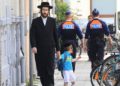 Ilustrativo: un judío ortodoxo y un niño pasan a dos policías en Amberes, Bélgica, el 25 de mayo de 2014. (Foto AP / Yves Logghe)