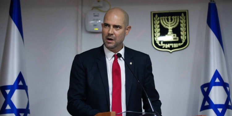 El ministro de Justicia, Amir Ohana, entrega una declaración a la prensa, en el Ministerio de Justicia en Jerusalem, el 29 de octubre de 2019. (Yonatan Sindel / Flash90)