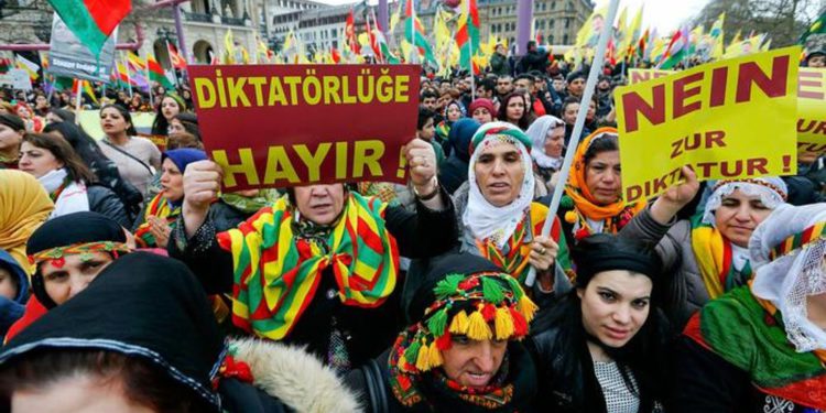 Kurdos protestan en París y Atenas contra la incursión de Turquía en Siria