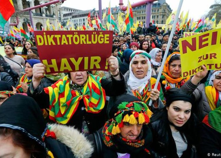 Kurdos protestan en París y Atenas contra la incursión de Turquía en Siria