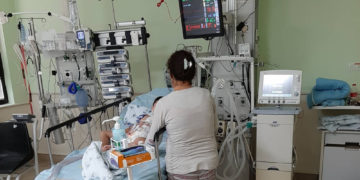 Una kurda siria cuidando a su hijo. (Crédito de la foto: CORTESÍA - CENTRO MÉDICO SHEBA)