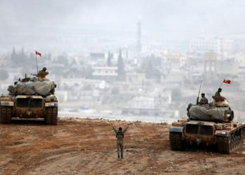 Los tanques del ejército turco maniobran mientras los kurdos turcos vigilan la ciudad siria de Kobani. (crédito de la foto: REUTERS)