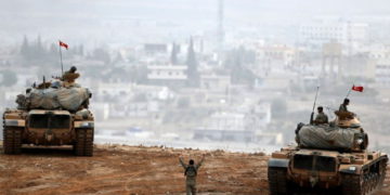 Los tanques del ejército turco maniobran mientras los kurdos turcos vigilan la ciudad siria de Kobani. (crédito de la foto: REUTERS)