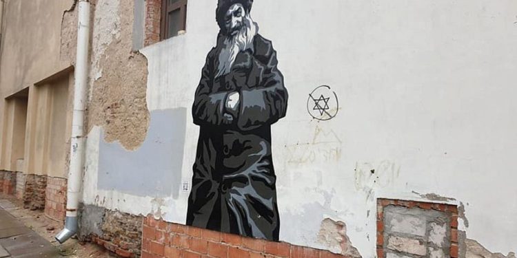 Graffiti antisemita encontrado en un mural que conmemora la vida judía en Vilnius, Lituania. Fuente: Facebook.