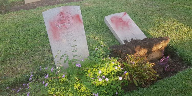 Tumbas vandalizadas en un cementerio militar británico en Haifa, 11 de octubre de 2019. (Policía de Israel)