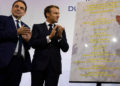El presidente del Consistoire, Joel Mergui, a la izquierda, y el presidente francés, Emmanuel Macron, celebran la inauguración de un nuevo centro comunitario judío en París, el 29 de octubre de 2019. (Consistoire)
