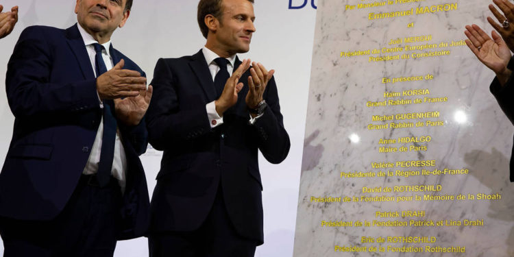El presidente del Consistoire, Joel Mergui, a la izquierda, y el presidente francés, Emmanuel Macron, celebran la inauguración de un nuevo centro comunitario judío en París, el 29 de octubre de 2019. (Consistoire)
