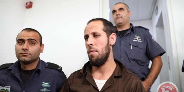 Amjad Jabarin llega a un tribunal de distrito de Haifa el 24 de agosto de 2017, donde es acusado de accesorio de asesinato en relación con un ataque terrorista en el Monte del Templo en julio. (Captura de pantalla: Canal 10)