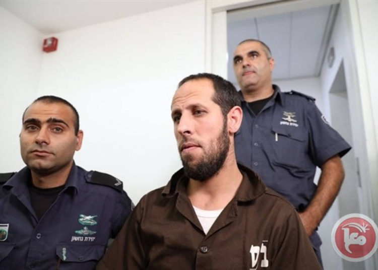 Amjad Jabarin llega a un tribunal de distrito de Haifa el 24 de agosto de 2017, donde es acusado de accesorio de asesinato en relación con un ataque terrorista en el Monte del Templo en julio. (Captura de pantalla: Canal 10)