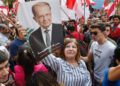 Los partidarios del presidente libanés Michel Aoun llevan su foto cerca del palacio presidencial en Baabda, antes de su discurso en la nación. (Crédito de la foto: REUTERS / MOHAMED AZAKIR)