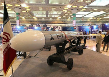 Hoveizeh, el nuevo misil de crucero de Irán, se ve durante una exposición en la capital Teherán el 2 de febrero de 2019. (Atta Kenare / AFP)