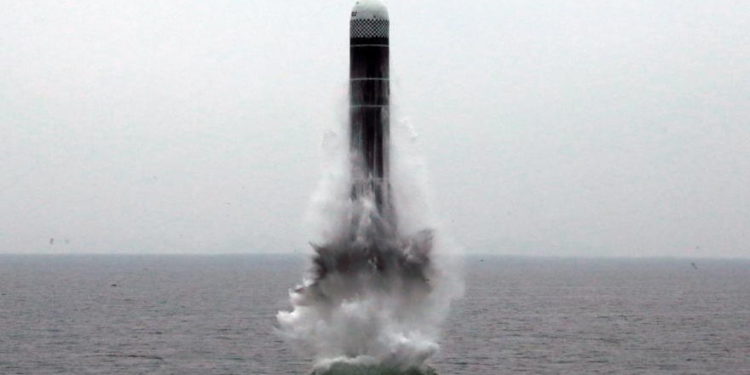 Corea del Norte confirma que lanzó nuevo misil balístico desde un submarino