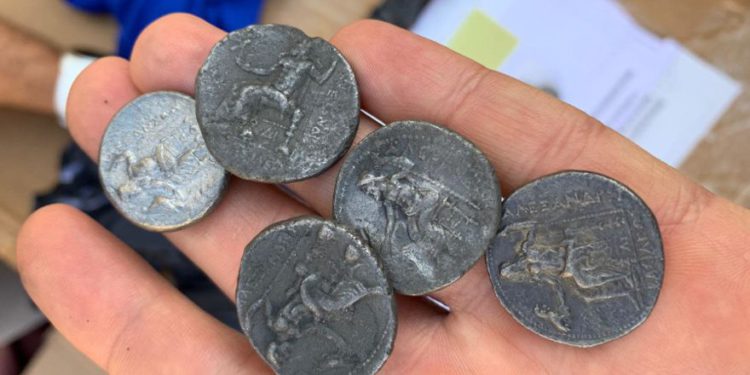 Monedas helenísticas antiguas atrapadas de contrabando de Gaza a Israel, 8 de octubre de 2019. (Crédito de la foto: OFICINA DEL MINISTERIO DE DEFENSA DE LA HABLADORA)