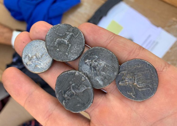 Monedas helenísticas antiguas atrapadas de contrabando de Gaza a Israel, 8 de octubre de 2019. (Crédito de la foto: OFICINA DEL MINISTERIO DE DEFENSA DE LA HABLADORA)