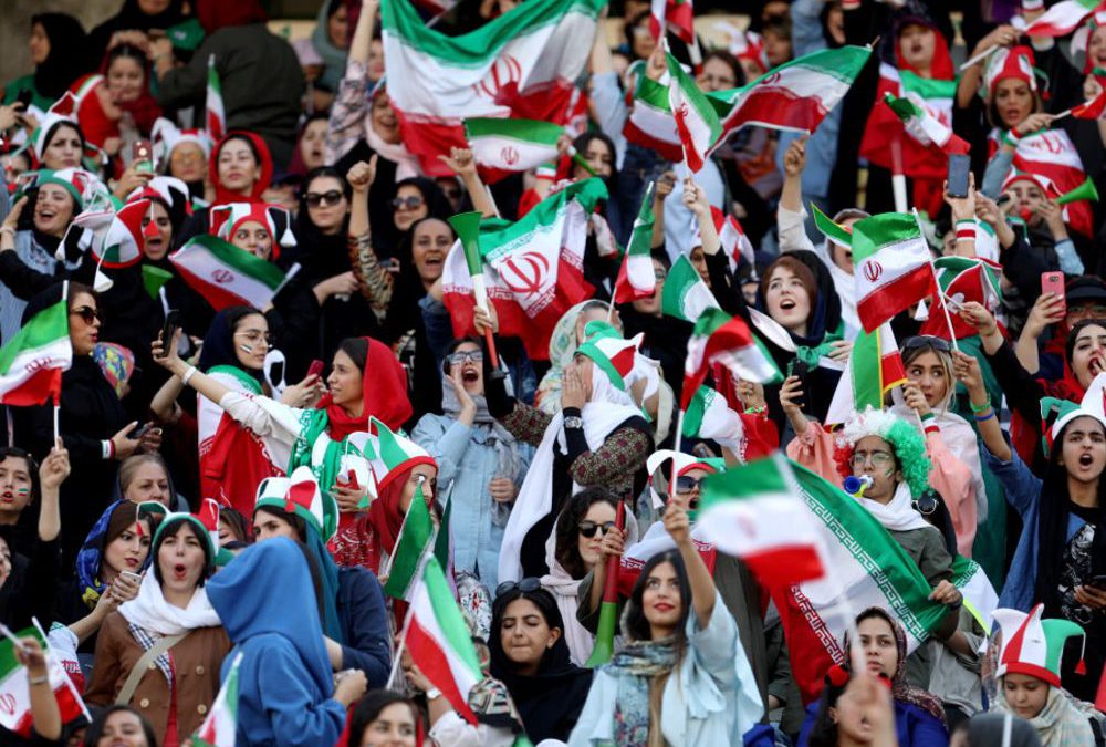 Las fanáticas iraníes llegan para asistir al partido clasificatorio asiático de la Copa Mundial de la FIFA de Irán contra Camboya. (crédito de la foto: REUTERS)