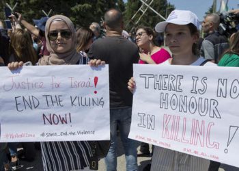 Mujeres palestinas sostienen pancartas en una protesta en Ramallah exigiendo una investigación sobre la muerte de Israa Ghrayeb, 2 de septiembre de 2019