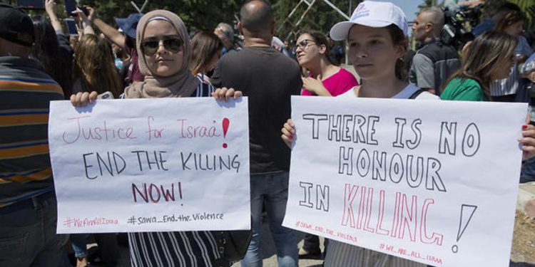 Mujeres palestinas sostienen pancartas en una protesta en Ramallah exigiendo una investigación sobre la muerte de Israa Ghrayeb, 2 de septiembre de 2019