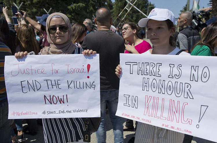 Mujeres palestinas sostienen pancartas en una protesta en Ramallah exigiendo una investigación sobre la muerte de Israa Ghrayeb, 2 de septiembre de 2019