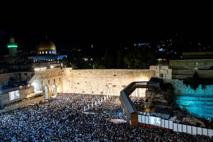 Miles de personas asisten a la oración de perdón (Selichot), en el Muro de los Lamentos en la Ciudad Vieja de Jerusalén a principios del 8 de octubre de 2019, antes del próximo Día Judío de Expiación, Yom Kippur. (Yonatan Sindel / Flash90)