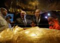 El ataúd de oro de Nedjemankh se ve frente al ministro de antigüedades de Egipto, Khaled El-Enany, y el encargado de negocios de Estados Unidos en El Cairo, Thomas Goldberger, 1 de octubre de 2019. \ AMR ABDALLAH DALSH / REUTERS