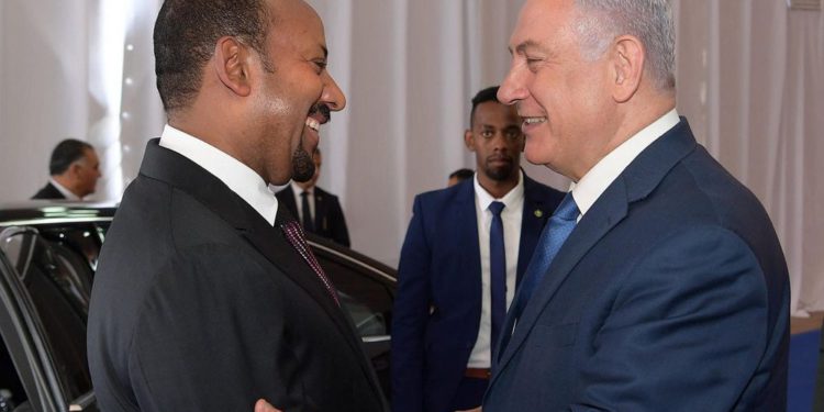 El primer ministro Benjamin Netanyahu (R) se da la mano con el primer ministro etíope Abiy Ahmed en Jerusalén el 1 de septiembre de 2019. (Amos Ben Gershom / PMO)