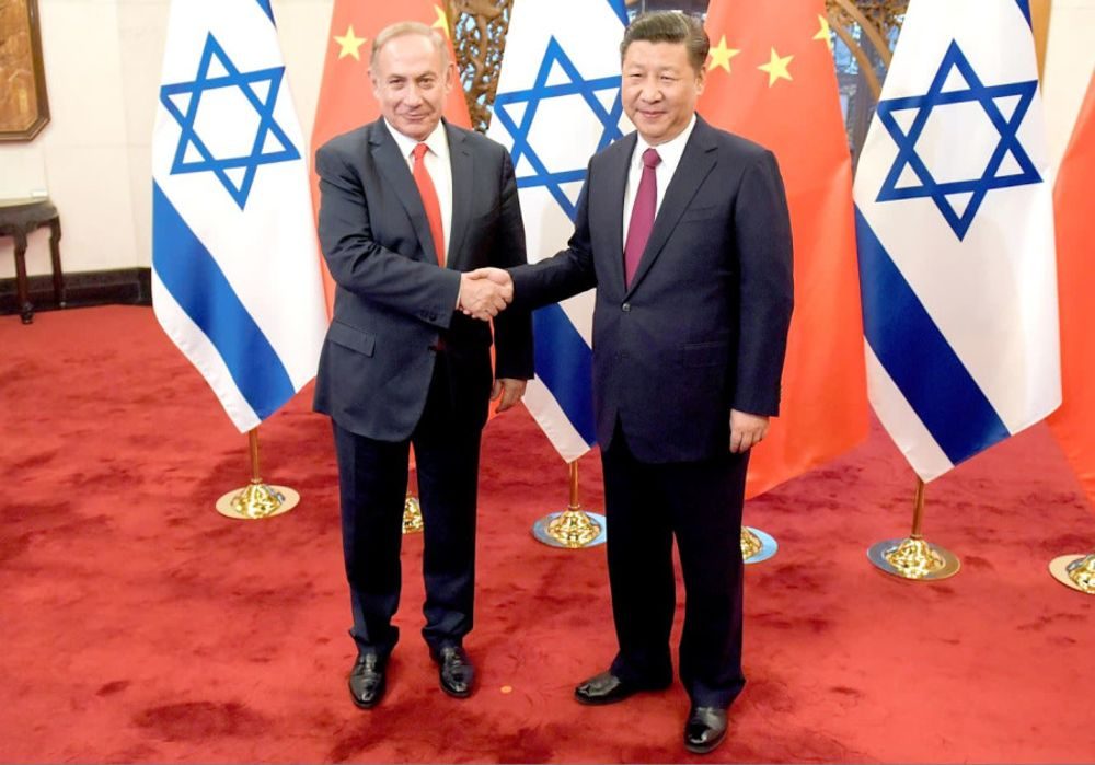 PRIMER MINISTRO Benjamin Netanyahu y el presidente chino Xi Jinping se dan la mano antes de sus conversaciones en China en marzo de 2017. (Crédito de la foto: ETIENNE OLIVEAU / POOL / REUTERS)