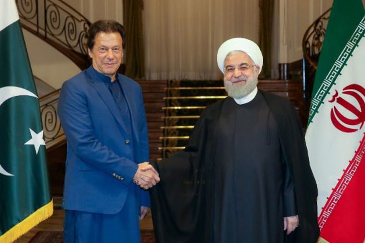 El presidente iraní, Hassan Rouhani, se da la mano con el primer ministro paquistaní, Imran Khan, en Teherán, Irán, 13 de octubre de 2019. Foto: Sitio web oficial de la Presidencia / Folleto vía REUTERS.