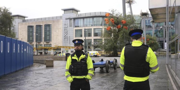 La policía de Manchester blinda el centro comercial (Peter Byrne / AP)
