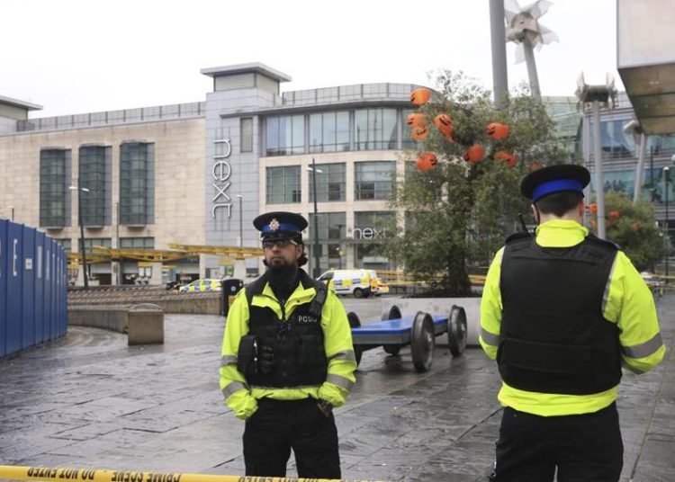 La policía de Manchester blinda el centro comercial (Peter Byrne / AP)