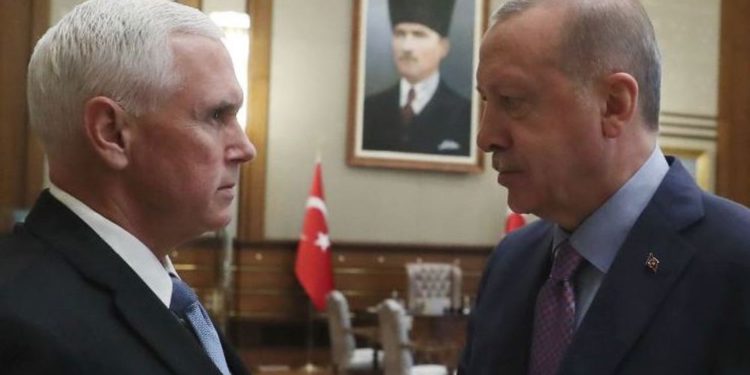 El vicepresidente de los Estados Unidos, Mike Pence, a la izquierda, y el presidente turco, Recep Tayyip Erdogan, se dan la mano antes de sus conversaciones en el palacio presidencial, en Ankara, Turquía, el jueves 17 de octubre de 2019